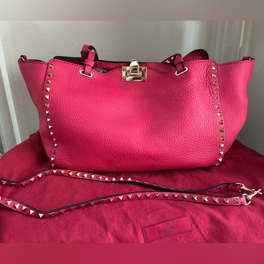 💖 Valentino Garavani Medium Rockstud Tote in Pink Pebbled Leather
